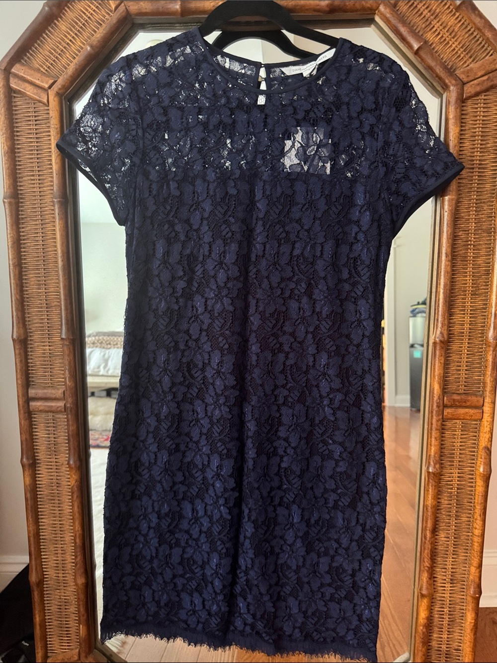 Diane Von Furstenberg Navy Lace Short-Sleeve Sheath Dress